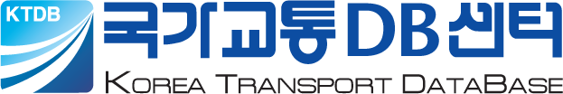 KTDB 국가교통DB KOREA TRANSPORT DATABASE(위로 하늘색 아래로 청색을 가로질는 세줄의 하얀색 하얀색 바탕의 좌측 상단에 하얀색 글씨로 KTDB 라 쓰여진 로고가 있고 로고 우측 상단 옆으로 청색의 큰 글씨로 국가교통DB, 아래로 작고 검은 글씨의 영문 KOREA TRANSPORT DATABASE라 쓰여진 심볼 마크)